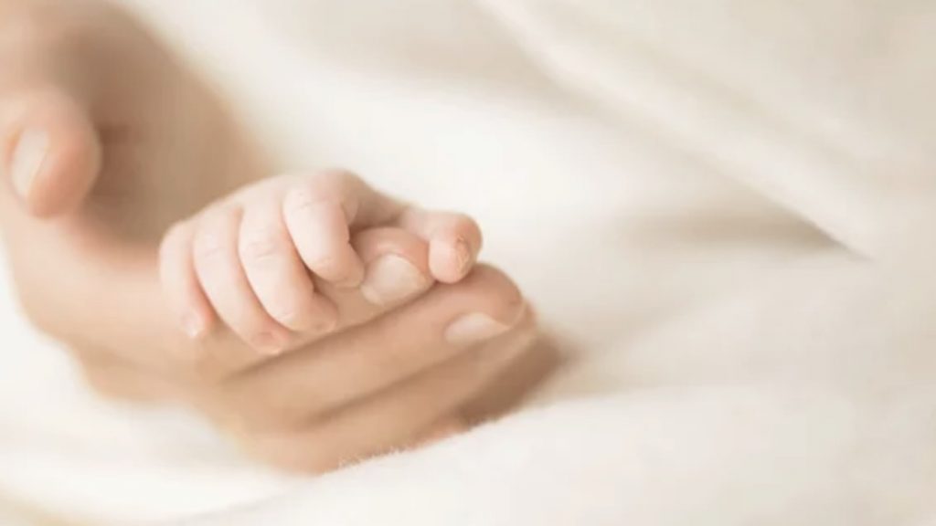 茅ヶ崎の上手で安い訪問美容サービスTRIN（トリン）とは画像１赤ちゃんの手